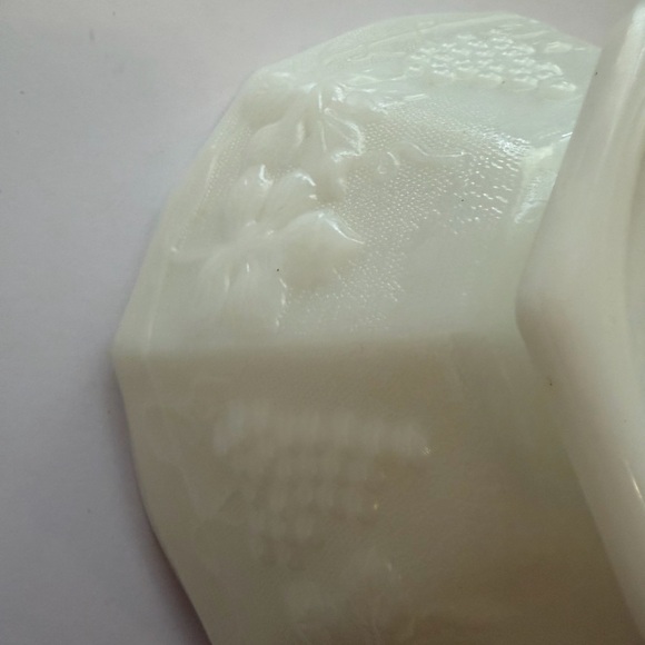 Vintage Anchor Hocking Harvest Grape Milk Glass Pedestal Fruit Bowl - Picture 9 of 9